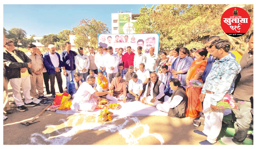 अफसरों की मेहरबानी से 30 मीटर चौड़ी सड़क में कई निर्माण बाधक